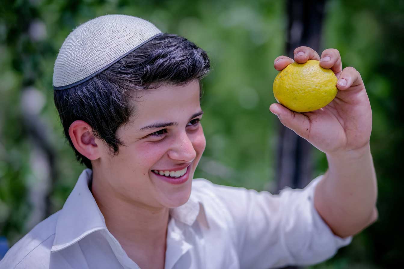 ילד מחזיק אתרוג